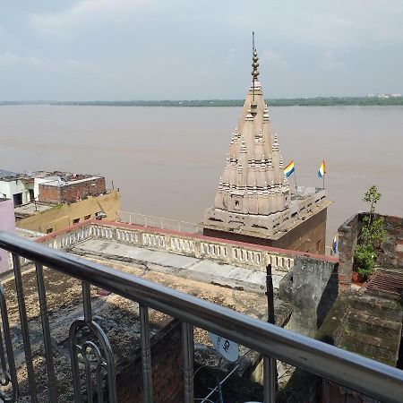 P G On Ganges Варанаси Екстериор снимка