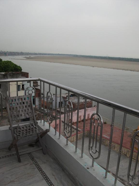 P G On Ganges Варанаси Екстериор снимка