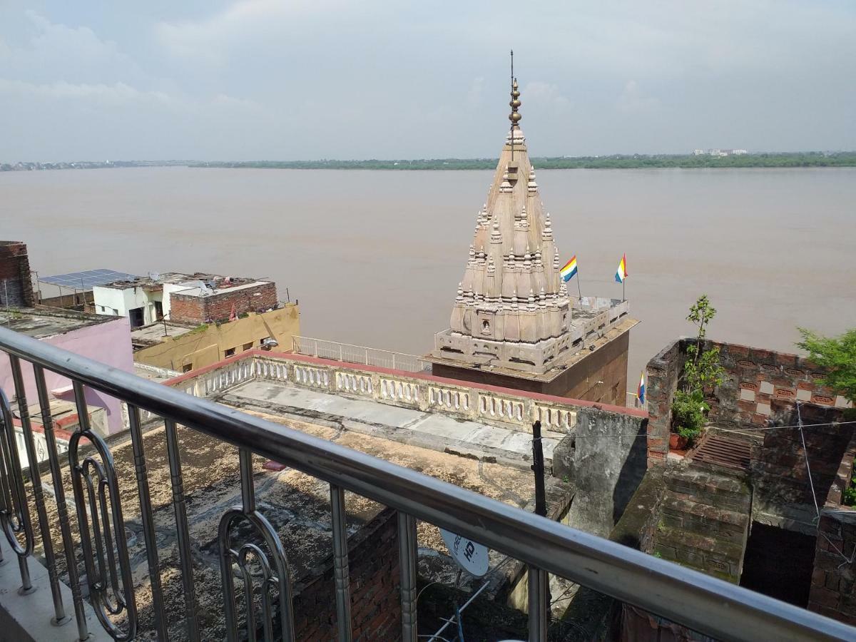 P G On Ganges Варанаси Екстериор снимка