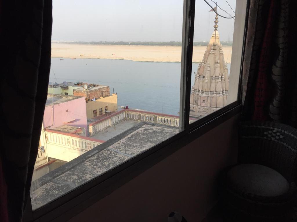 P G On Ganges Варанаси Екстериор снимка