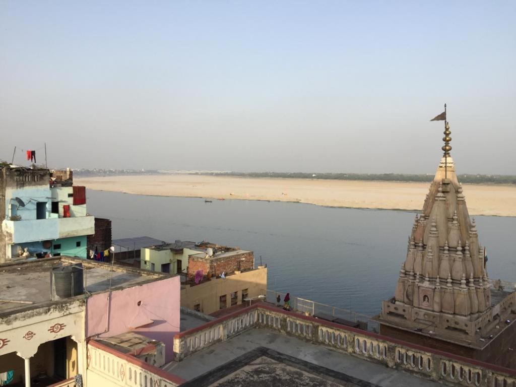 P G On Ganges Варанаси Екстериор снимка
