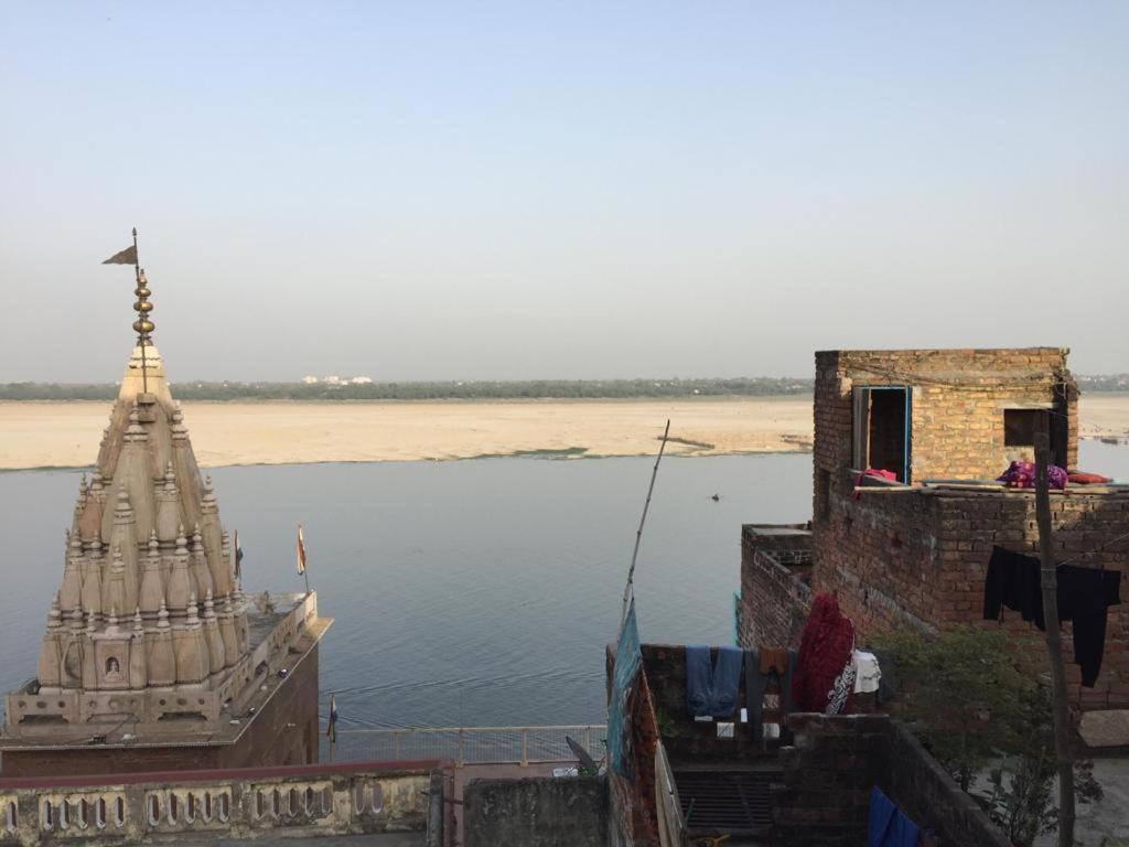 P G On Ganges Варанаси Екстериор снимка